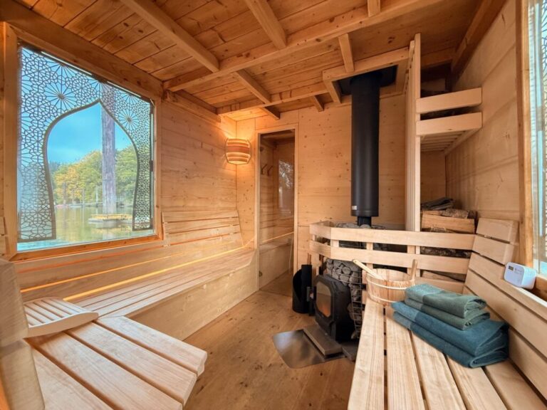Sauna mit Holzofen an Bord der MARTHA