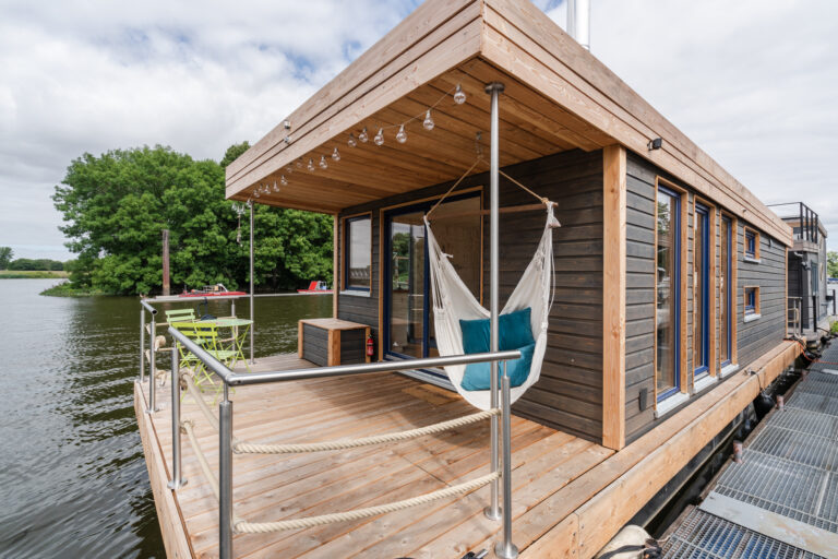 Hausboot mit Terrasse am Steg
