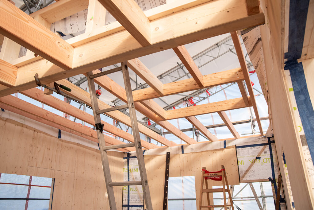 Holzrahmenbau eines Hausboots in der Manufaktur