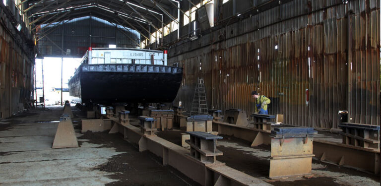 Schiff in der Werfthalle
